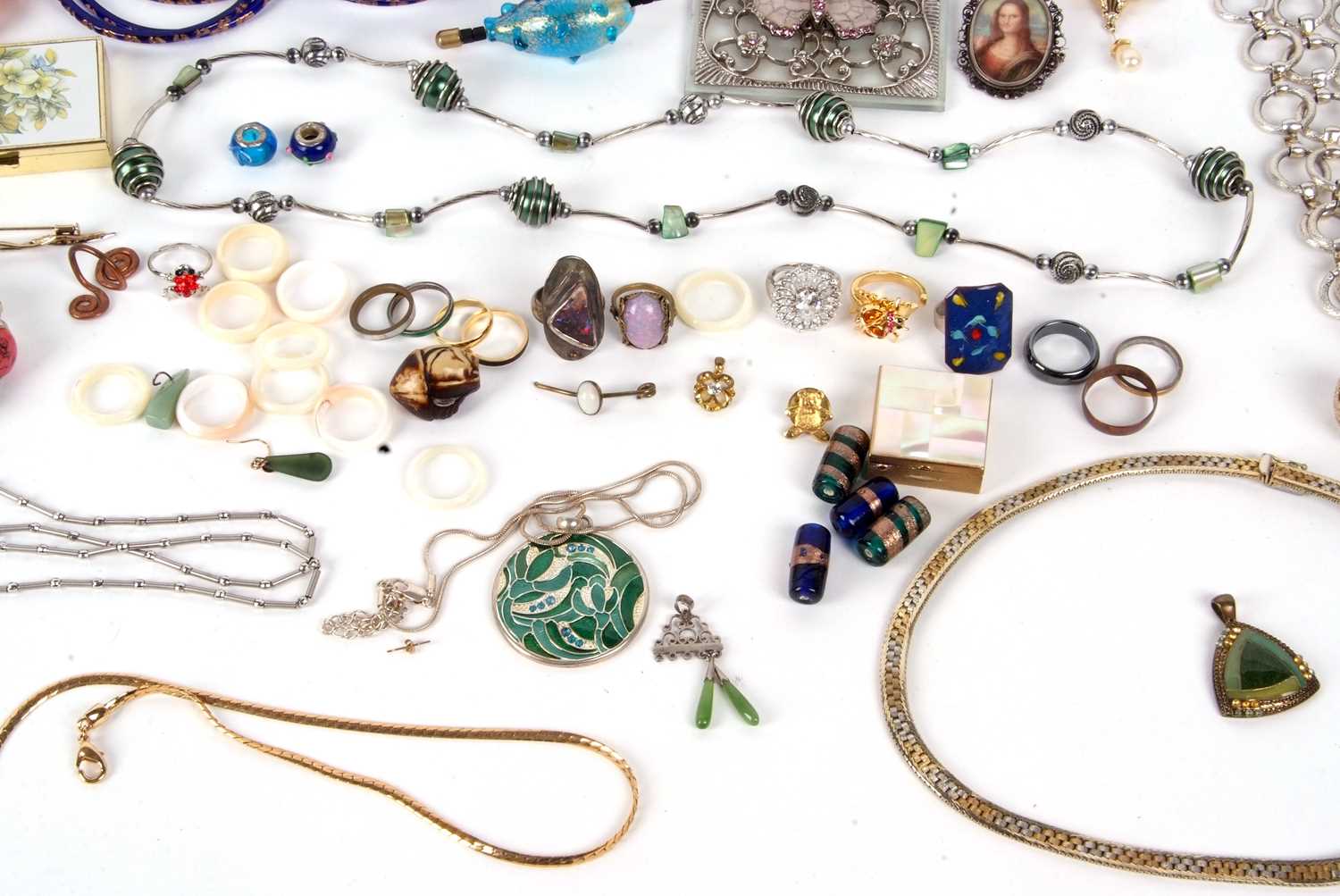 A quantity of assorted costume jewellery, to include bangles, brooches, beads, rings, chains, etc. - Image 8 of 9