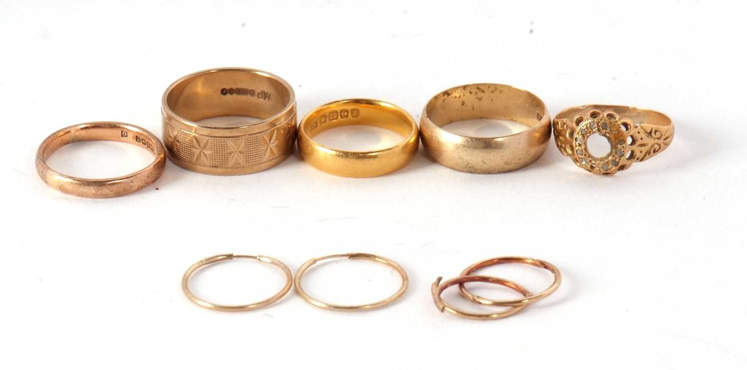 A mixed lot of jewellery to include a 22ct wedding band hallmarked Birmingham 1924, 4.2g, three - Image 2 of 2