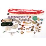 A mixed lot of jewellery to include a cultured pearl necklace with a white metal, split pearl and