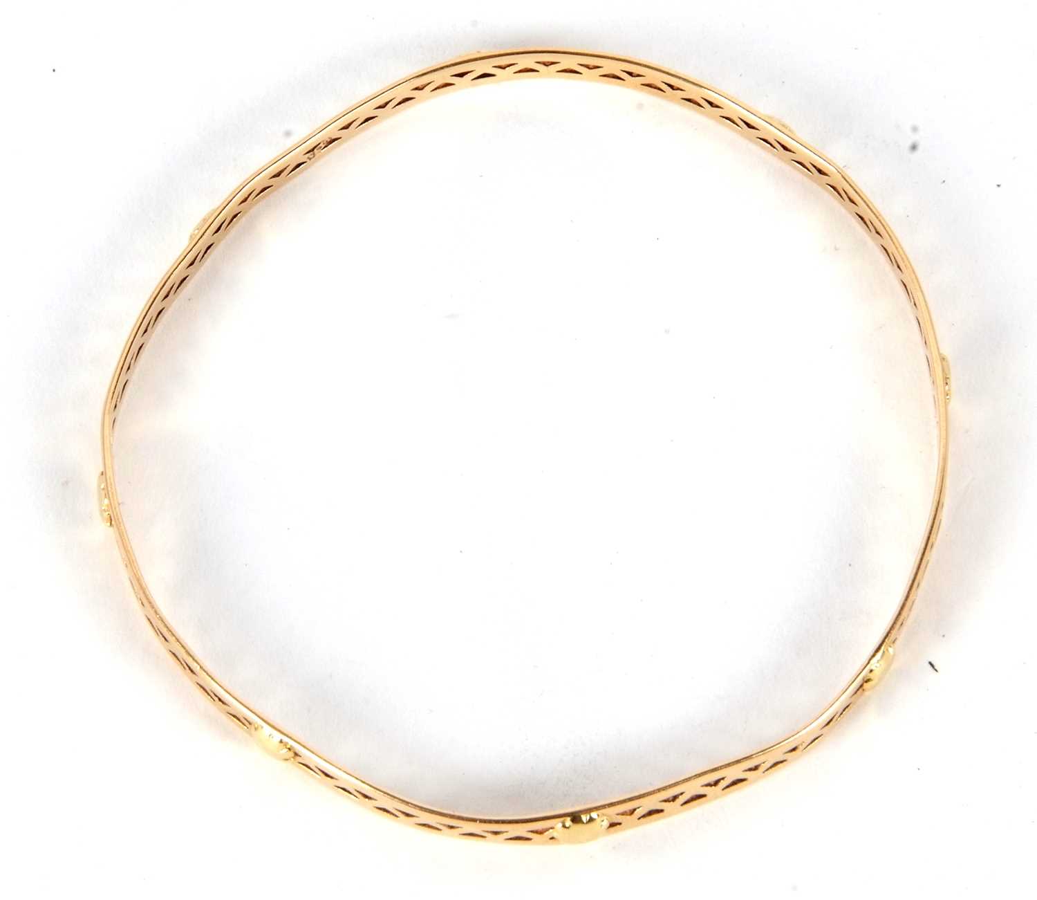 A bangle stamped 750, the 5mm wide pierced bangle with raised bead design, stamped 750, inner - Image 2 of 3