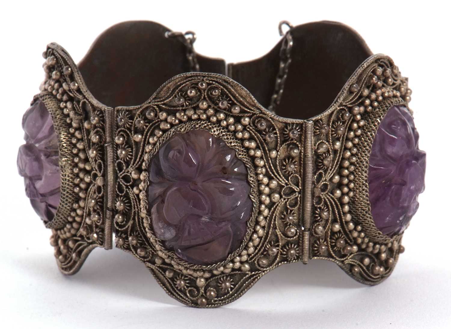 A quantity of Chinese amethyst jewellery, to include a white metal filigree decorated bracelet set - Image 5 of 8