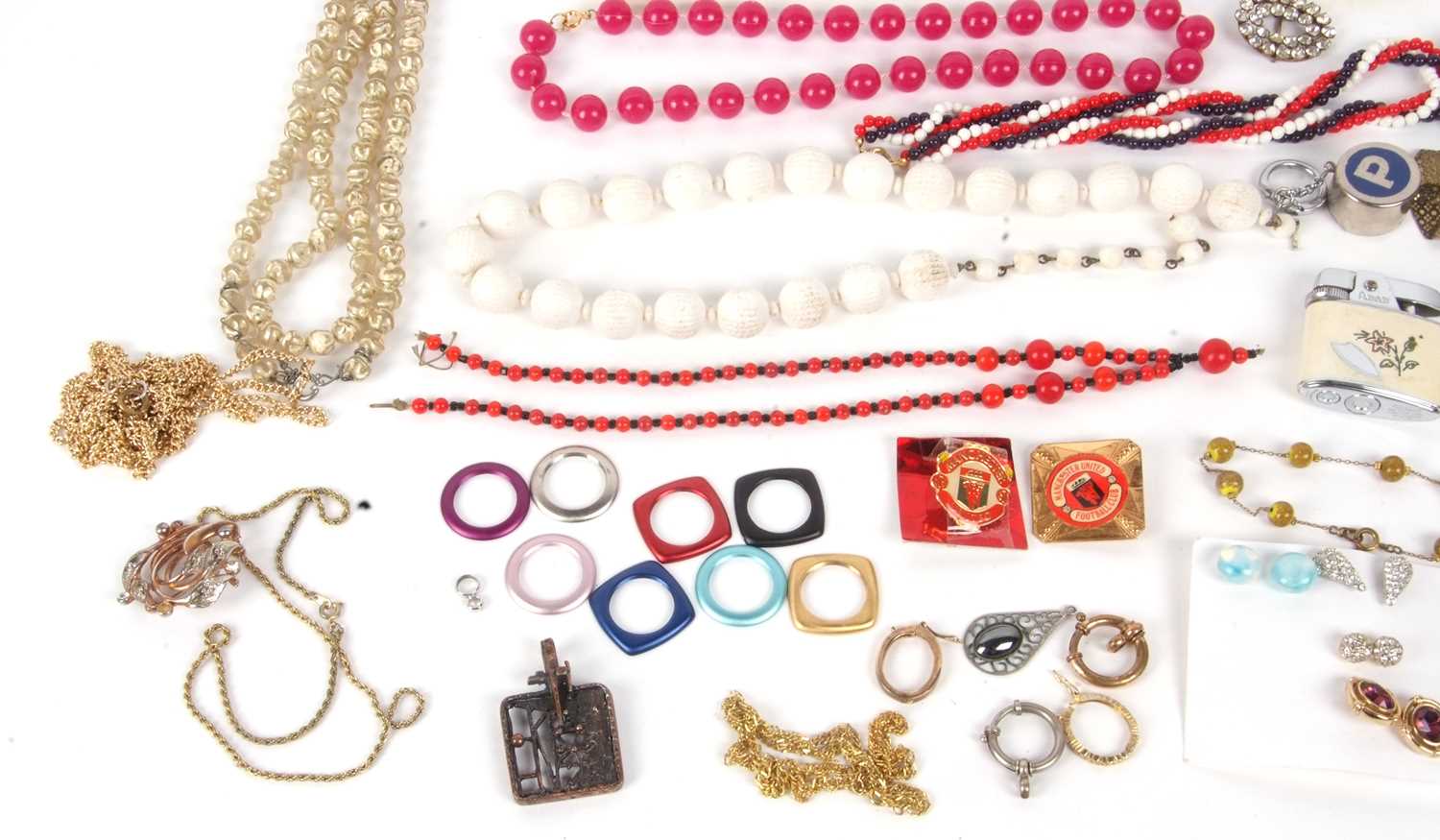 A quantity of assorted costume jewellery, to include bangles, brooches, beads, rings, chains, etc. - Image 3 of 9