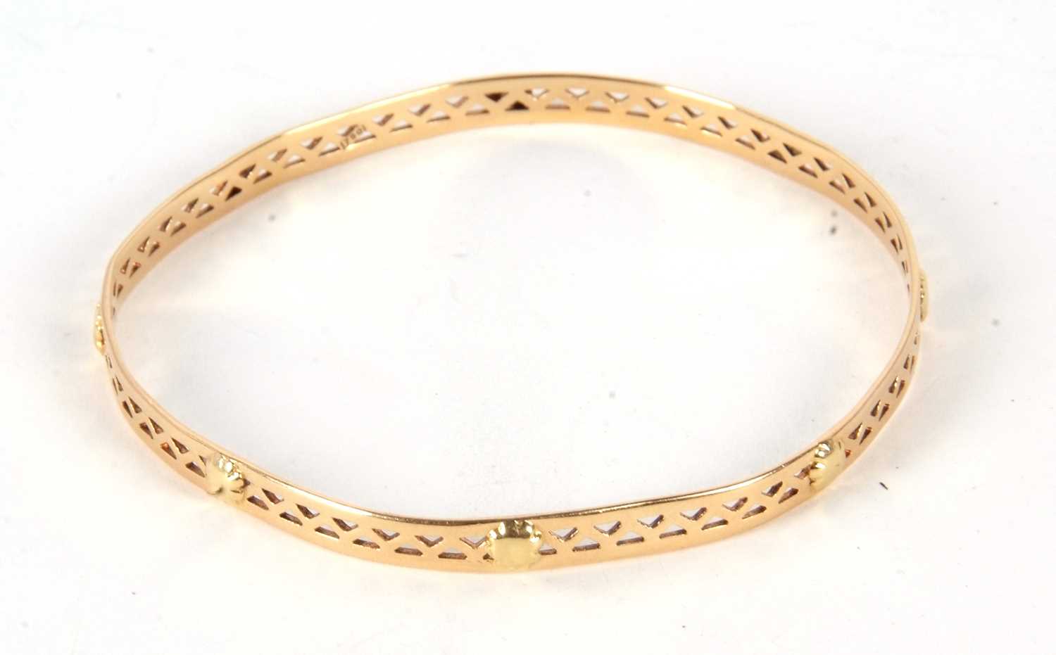 A bangle stamped 750, the 5mm wide pierced bangle with raised bead design, stamped 750, inner - Image 3 of 3