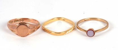 Three gold rings, to include a 9ct rose gold signet ring, London 1916, size L-M, 3.2g, an agate ring