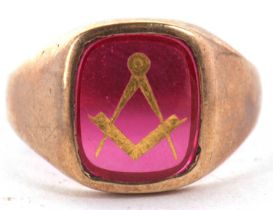 A 9ct Masonic ring, the red glass panel with gilt Masonic symbol inlay, 14mm wide, with tapered