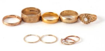 A mixed lot of jewellery to include a 22ct wedding band hallmarked Birmingham 1924, 4.2g, three