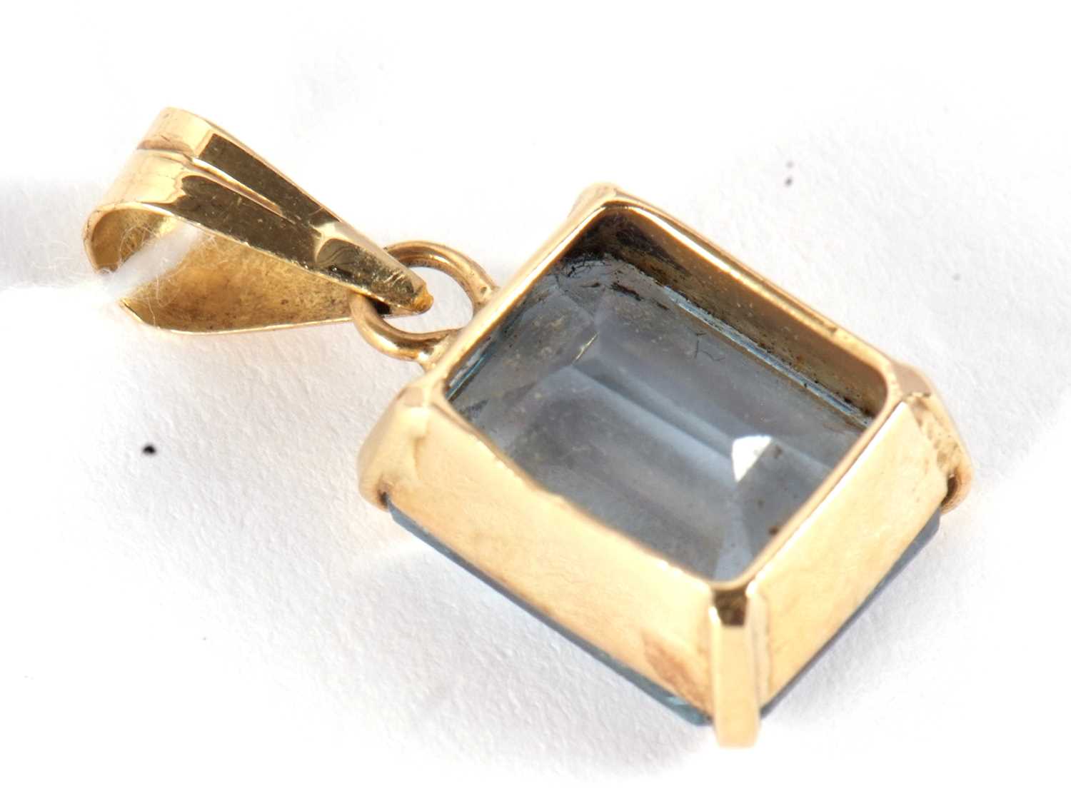 A synthetic blue spinel pendant and earrings, the emerald cut synthetic blue spinel pendant in a - Image 5 of 5