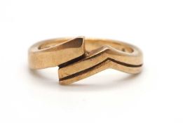 A 9ct crossover style wishbone ring, hallmarked London 1979, size G, 2.7g