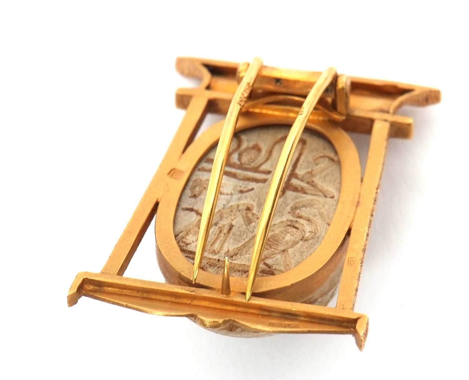 A scarab brooch, the carved stone scarab in a collet mount within a stylised Egyptian style frame, - Image 2 of 5