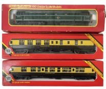 Three boxed Hornby 00 gauge corridors, to include: - R931 GWR Composite Coach - R932 GWR Third Brake