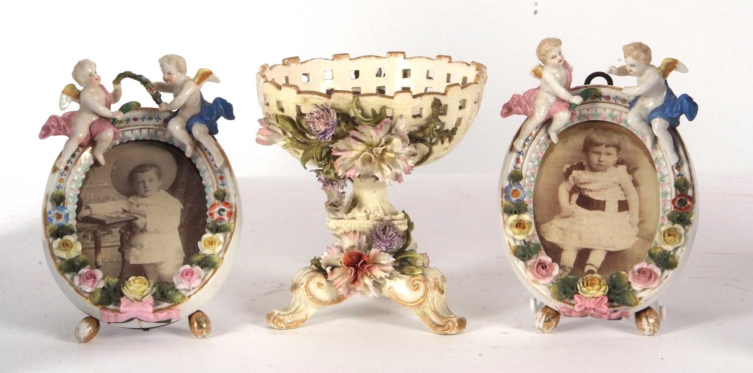 A small Sitzendorf basket with applied decoration of flowers, together with two small porcelain - Image 3 of 9