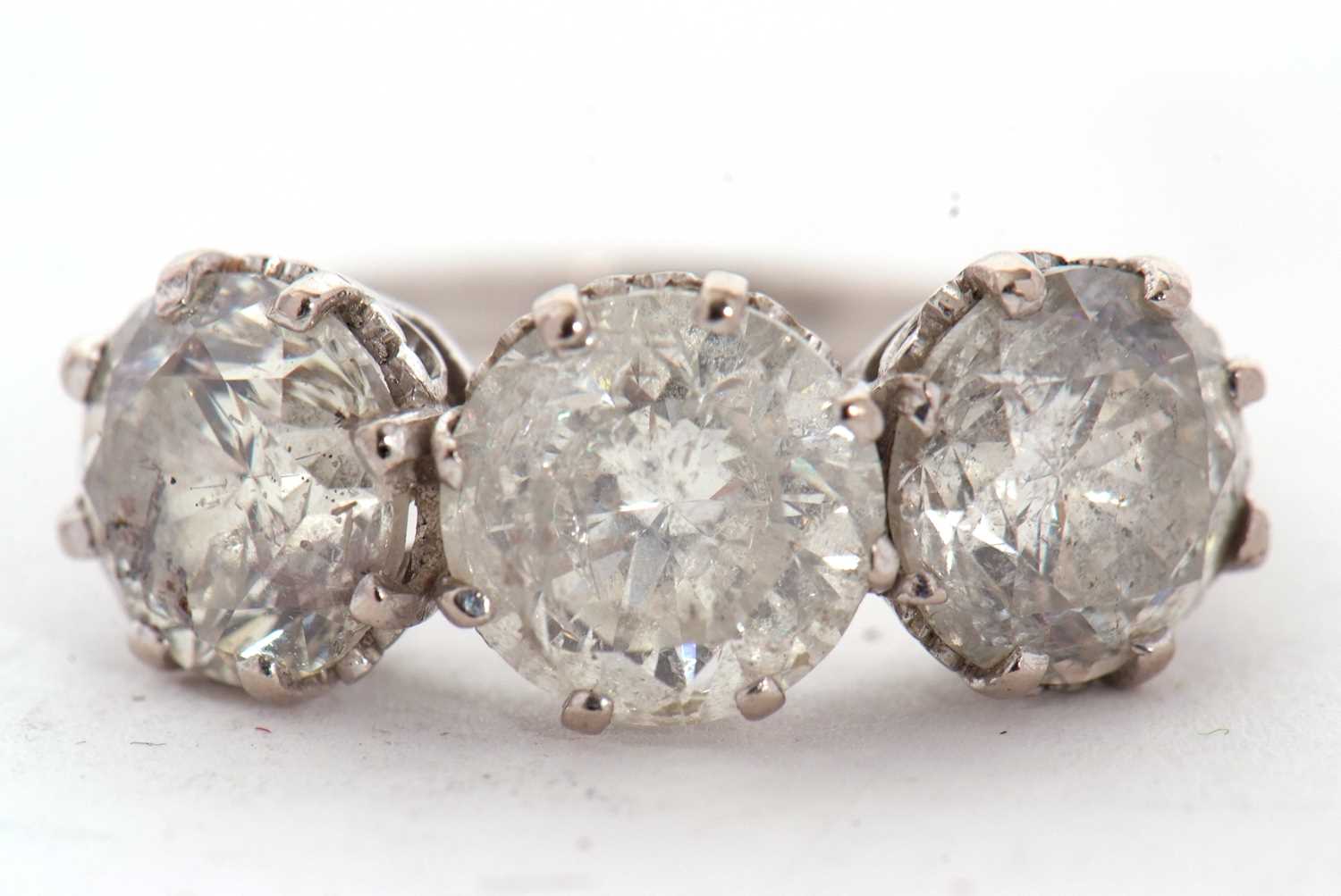 A three stone diamond ring, the three slightly graudated round brilliant cut diamonds, approx. 6. - Image 5 of 11