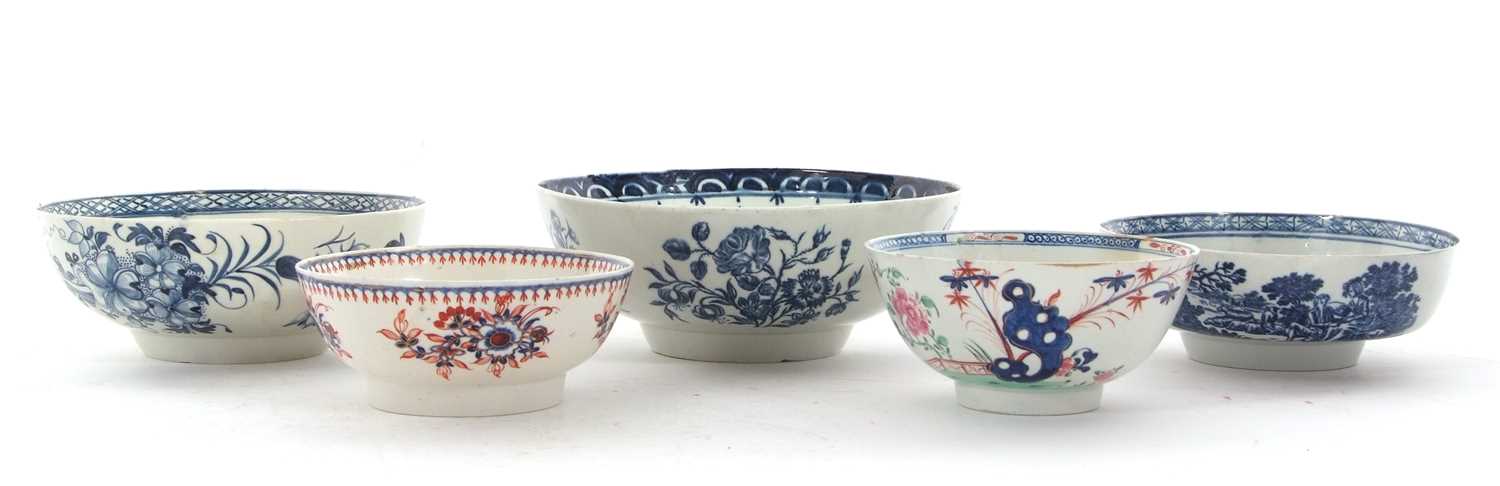 A collection of 18th Century English porcelain bowls with blue and white and polychrome designs - Image 4 of 4