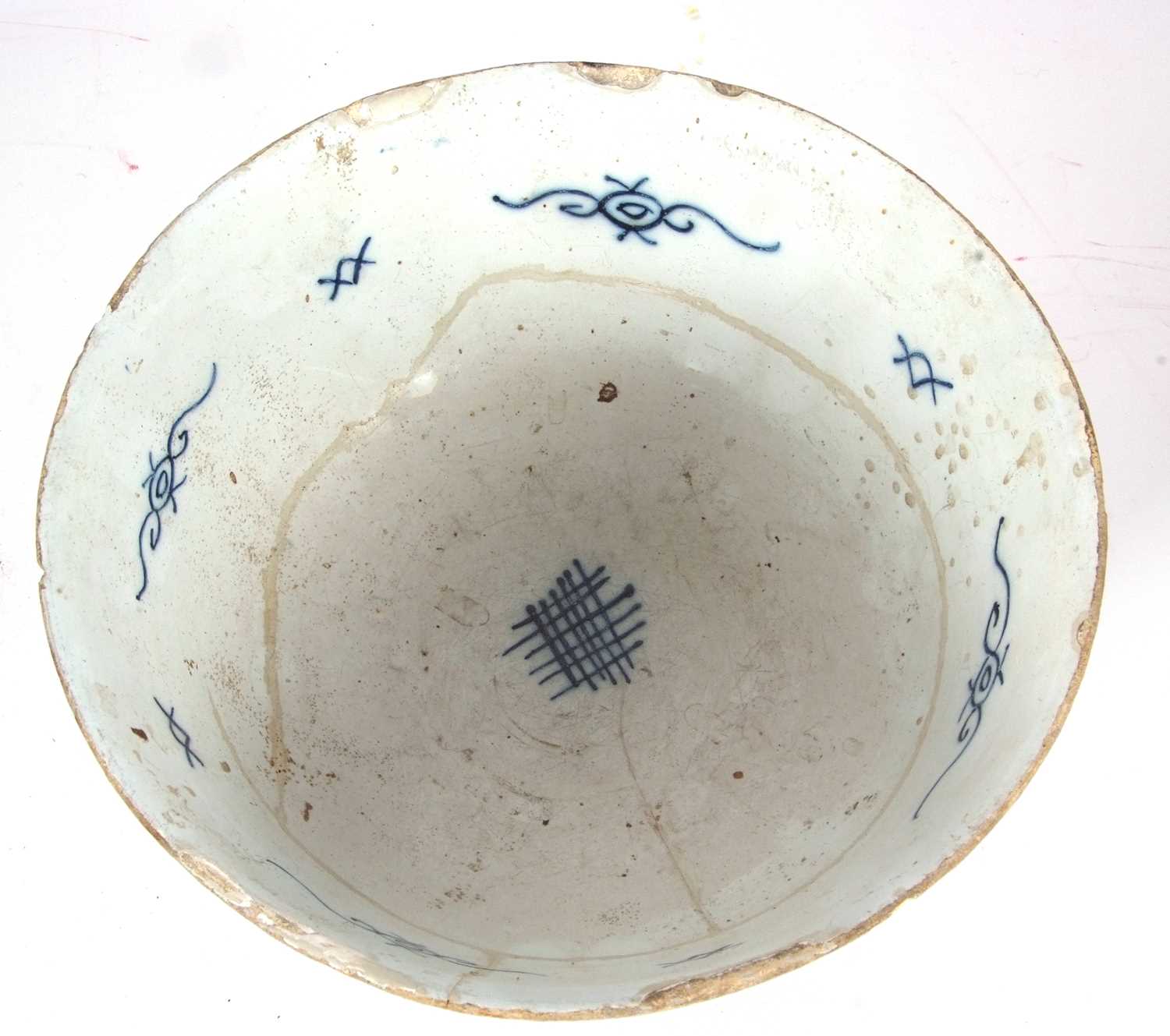 An early 18th Century English Delft punch bowl, circa 1730 with blue and white Chinese porcelain - Image 4 of 6