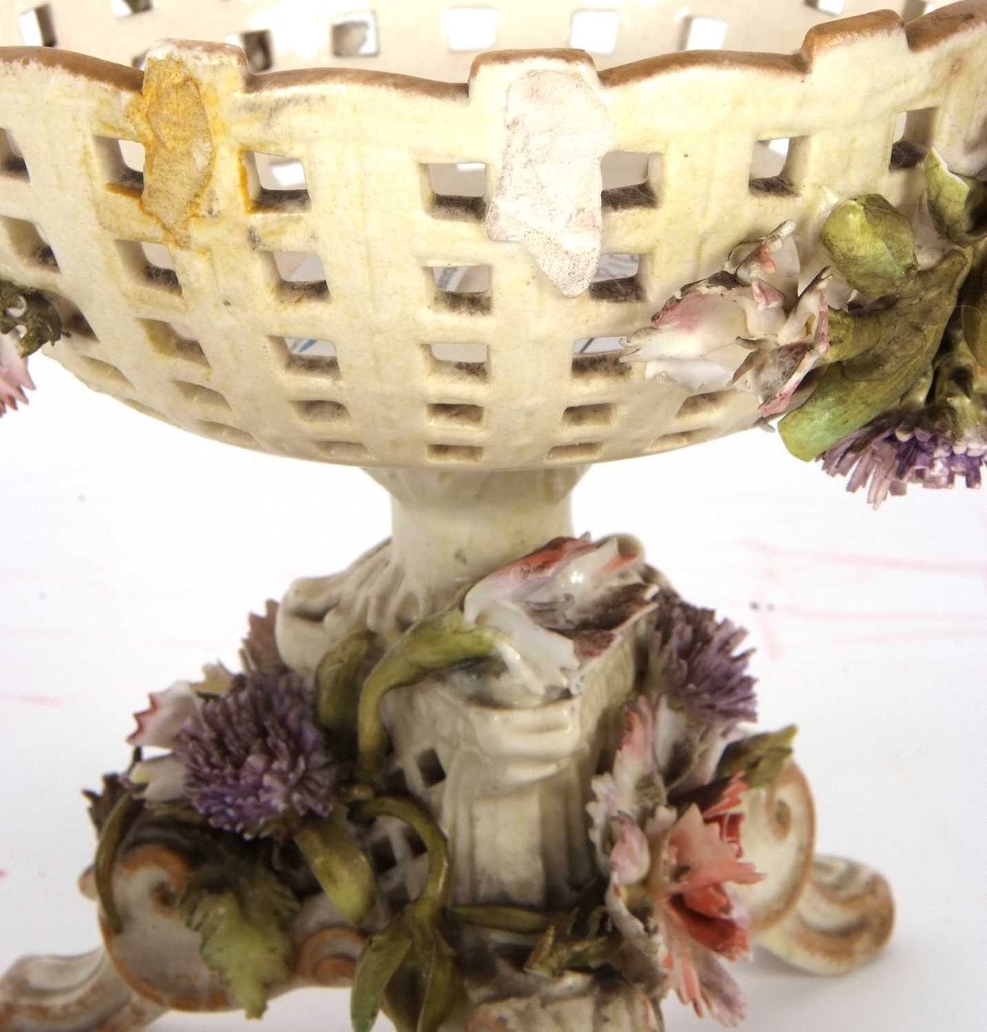 A small Sitzendorf basket with applied decoration of flowers, together with two small porcelain - Image 8 of 9