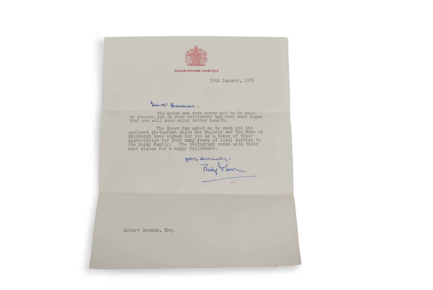 A framed signed photograph of Elizabeth II and Prince Philip dated 1976 together with a letter - Image 2 of 2