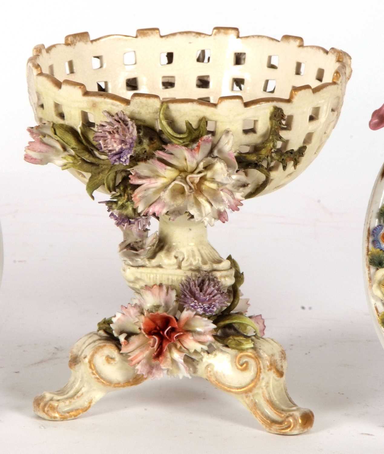 A small Sitzendorf basket with applied decoration of flowers, together with two small porcelain - Image 4 of 9