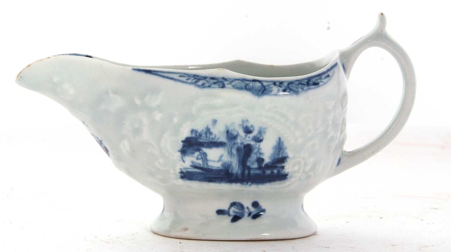 A small Lowestoft sauce boat with reserves of Chinoiserie scenes, the moulded body decorated with - Image 3 of 4