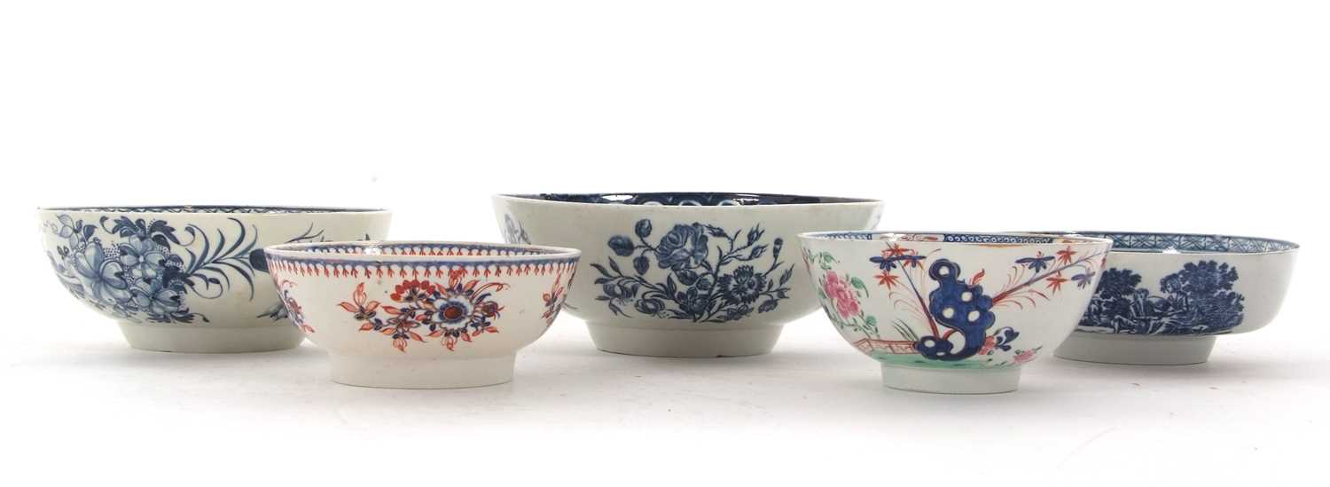 A collection of 18th Century English porcelain bowls with blue and white and polychrome designs - Image 3 of 4