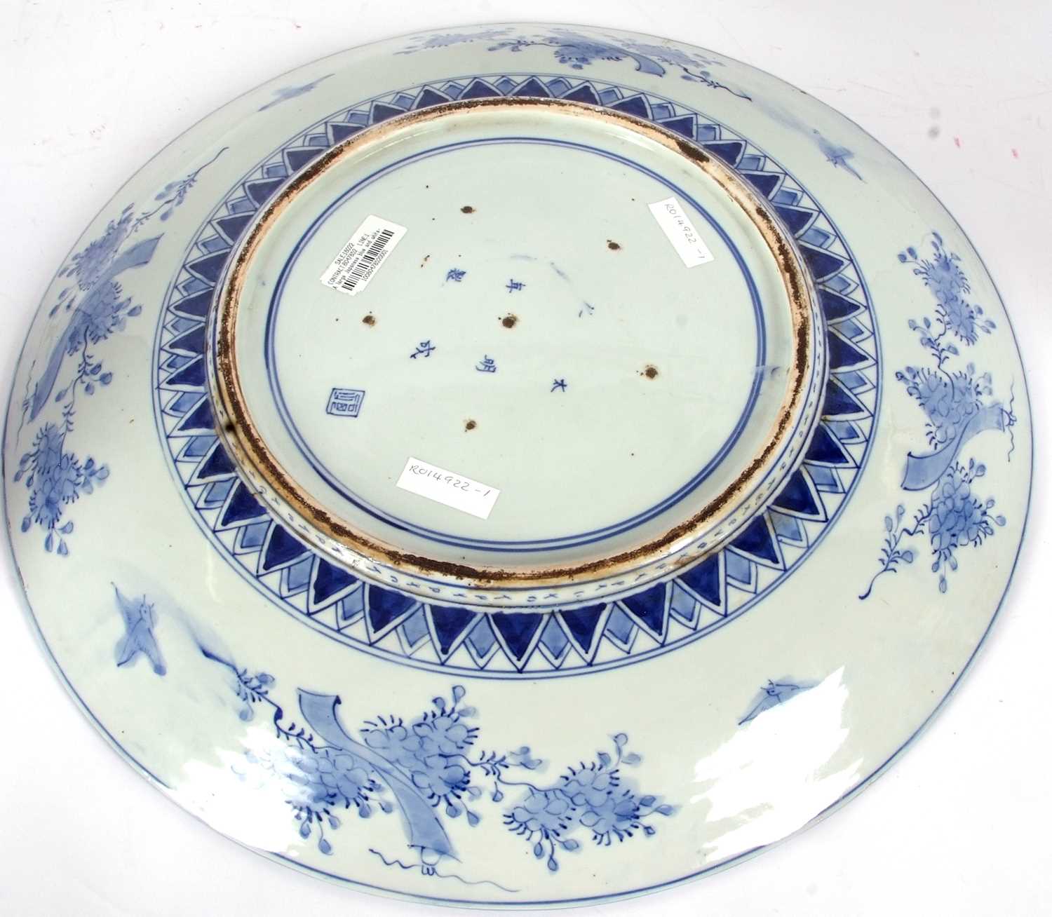 A large Japanese charger, Meiji period decorated in underglaze blue with exotic birds amongst - Image 4 of 5