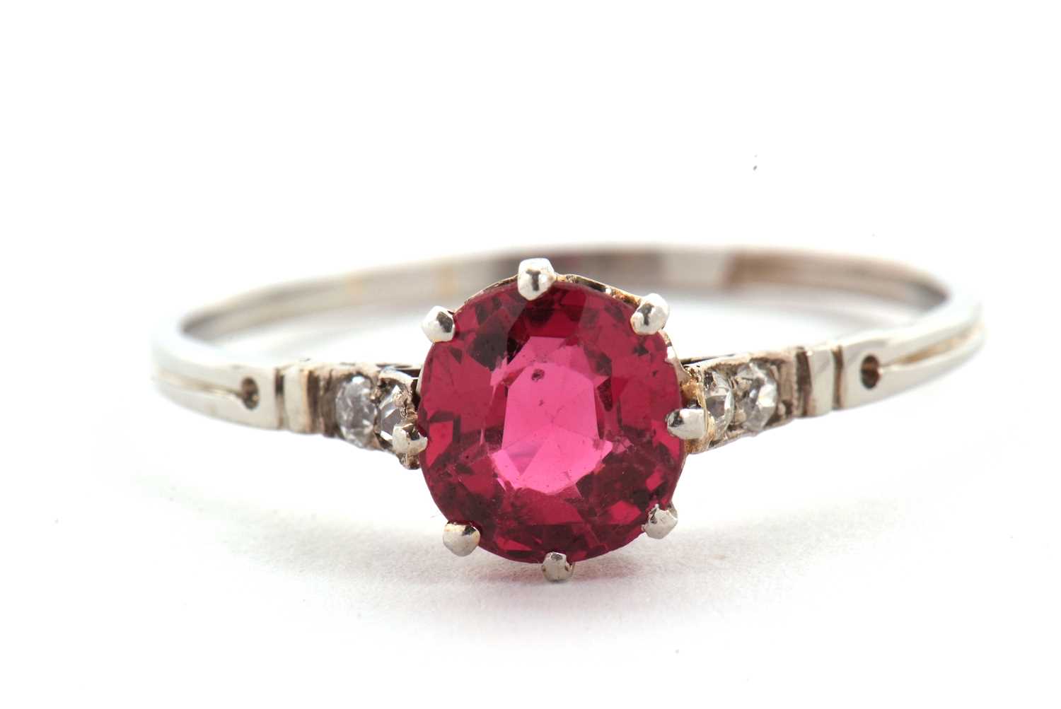 AMENDMENT: A pink spinel ring, the cushion shape pink spinel, approx. 8 x 7.5 x 4.7mm, possibly - Image 2 of 14