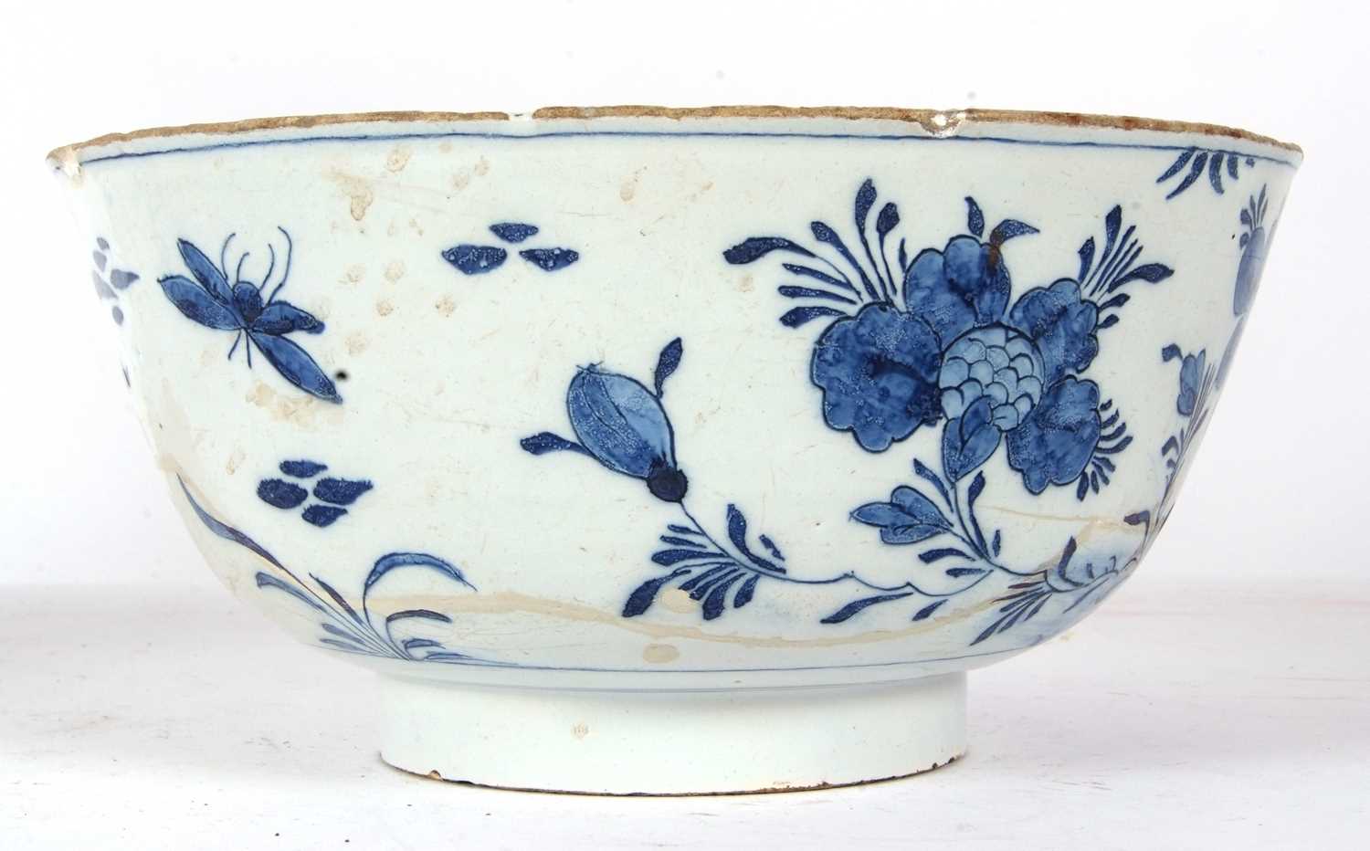An early 18th Century English Delft punch bowl, circa 1730 with blue and white Chinese porcelain - Image 3 of 6