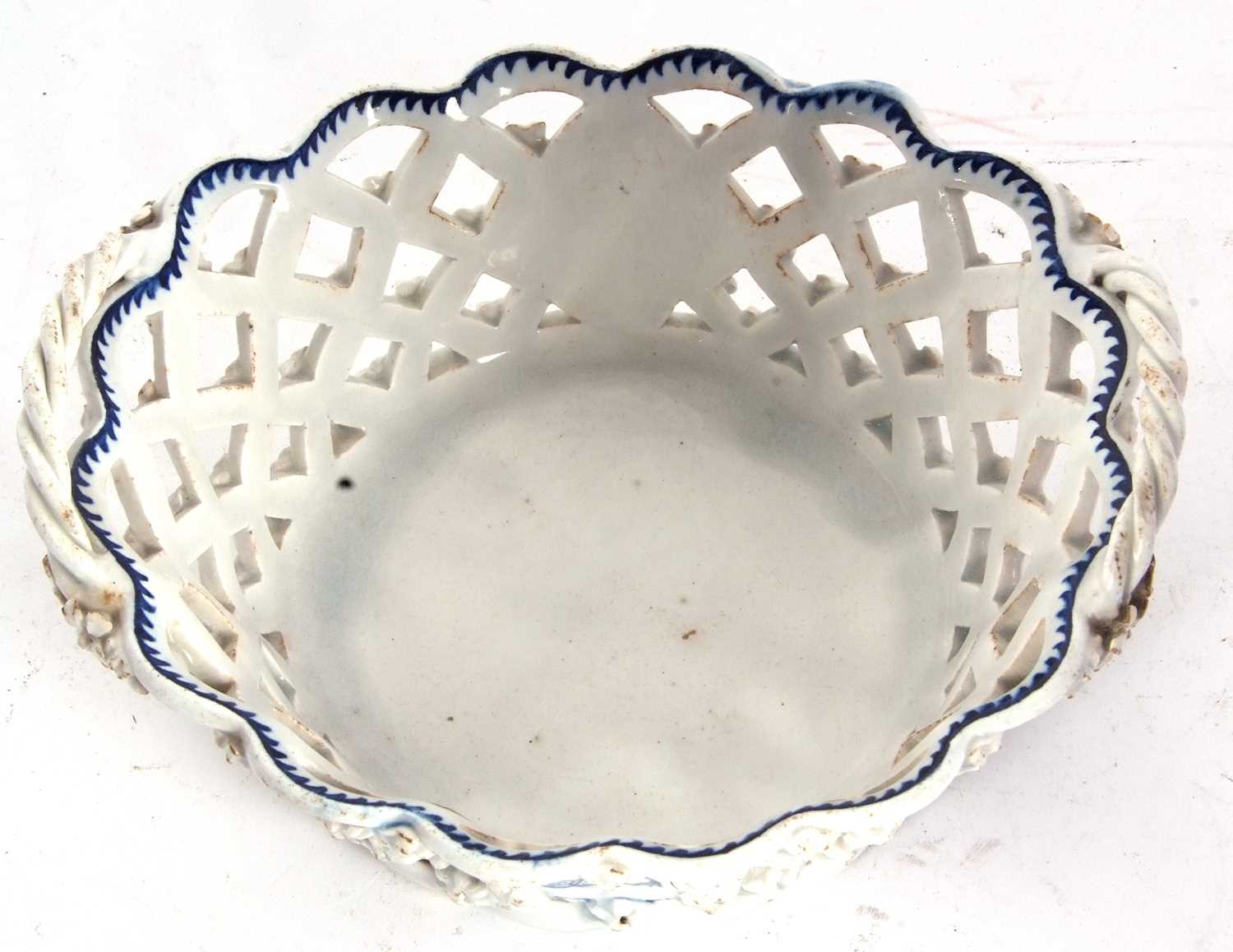 A rare and unusual Lowestoft porcelain basket, left in white with two blue and white medalions - Image 5 of 6