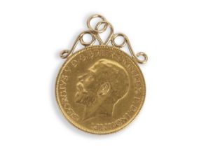 George V gold sovereign coin pendant dated 1914, g/w 8.2gms