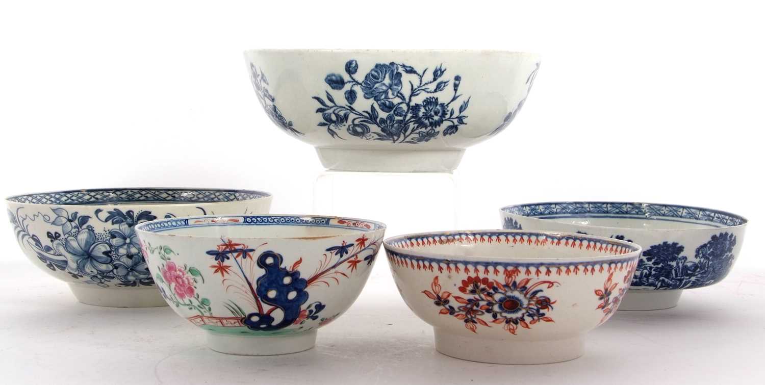 A collection of 18th Century English porcelain bowls with blue and white and polychrome designs - Image 2 of 4