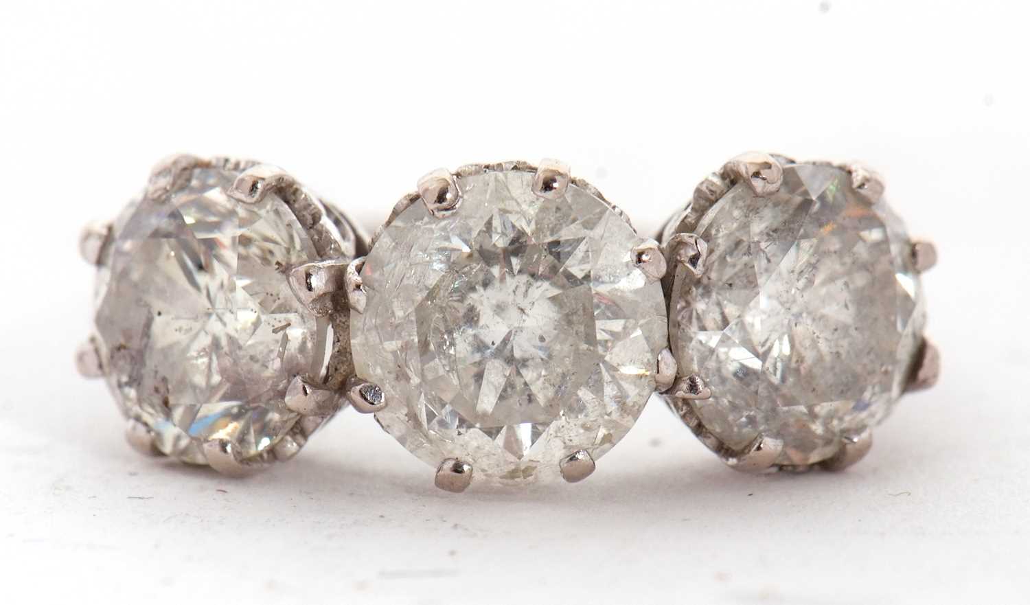 A three stone diamond ring, the three slightly graudated round brilliant cut diamonds, approx. 6. - Image 4 of 11