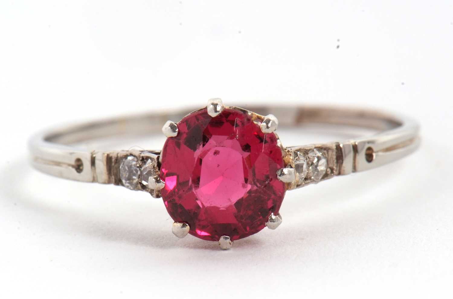 AMENDMENT: A pink spinel ring, the cushion shape pink spinel, approx. 8 x 7.5 x 4.7mm, possibly - Image 5 of 14