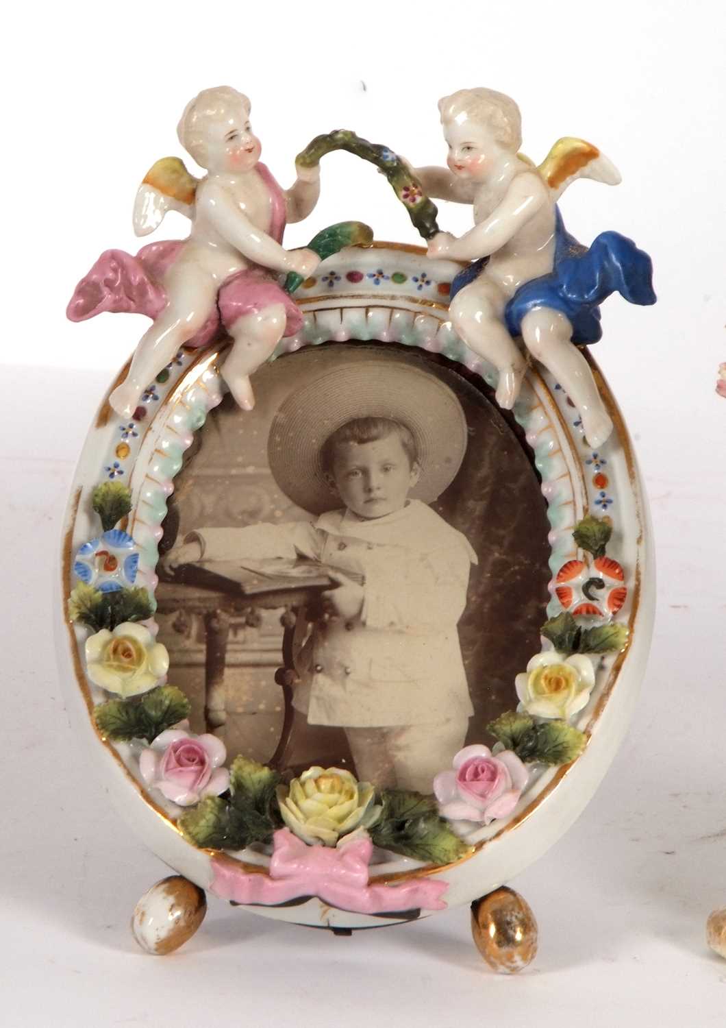 A small Sitzendorf basket with applied decoration of flowers, together with two small porcelain - Image 2 of 9