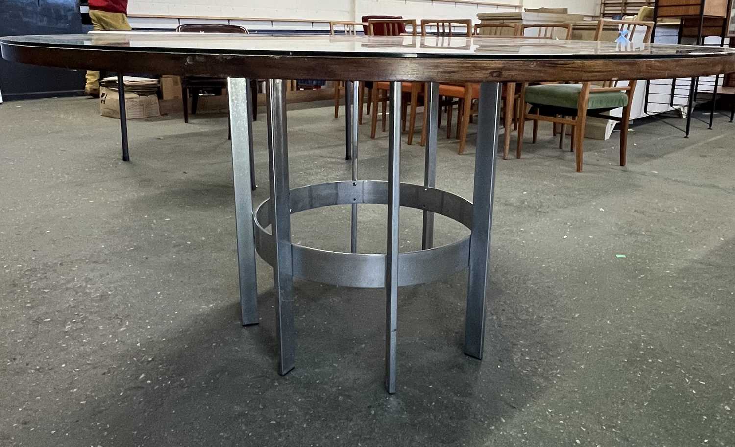 Merrow Associates rosewood veneered pedestal dining table with circular top raised on a chrome - Bild 5 aus 10