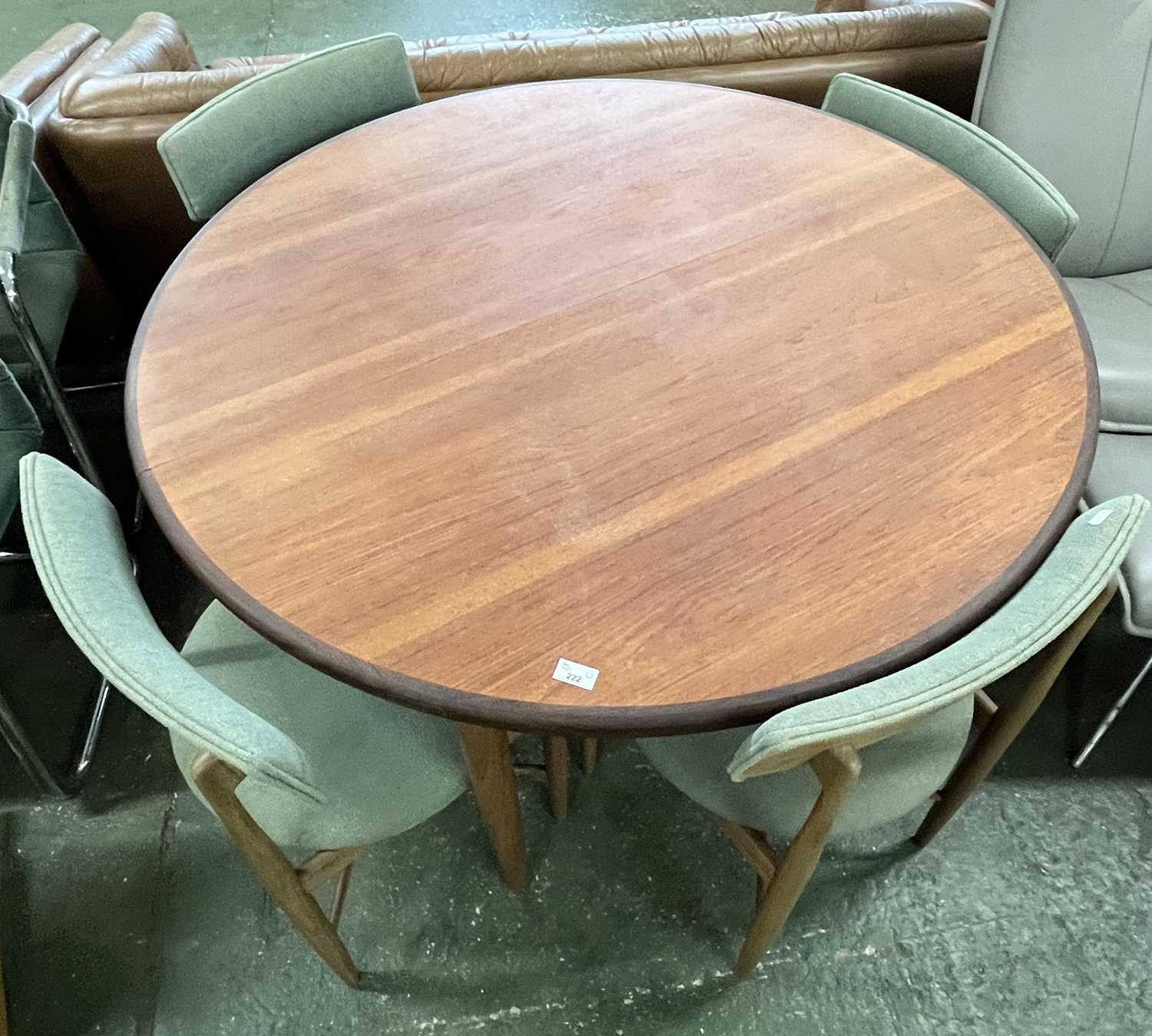 A G-Plan teak extending dining table and four accompanying chairs, table 120cm diameter - Bild 3 aus 4