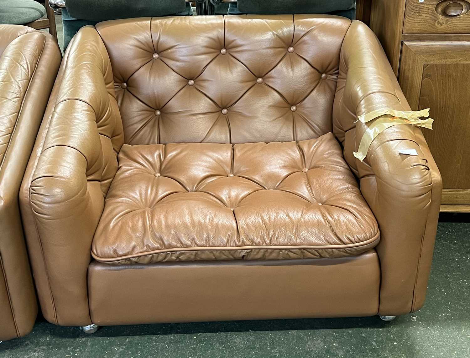 A mid Century brown leather three seater sofa and accompanying armchair, both 195cm wide (2) - Bild 3 aus 3