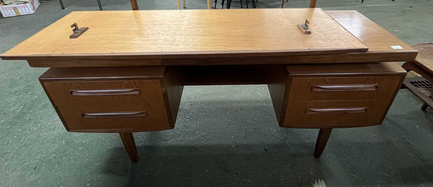 A mid Century teak dressing table, probably G-Plan with mirrored back over a base with four - Bild 3 aus 4