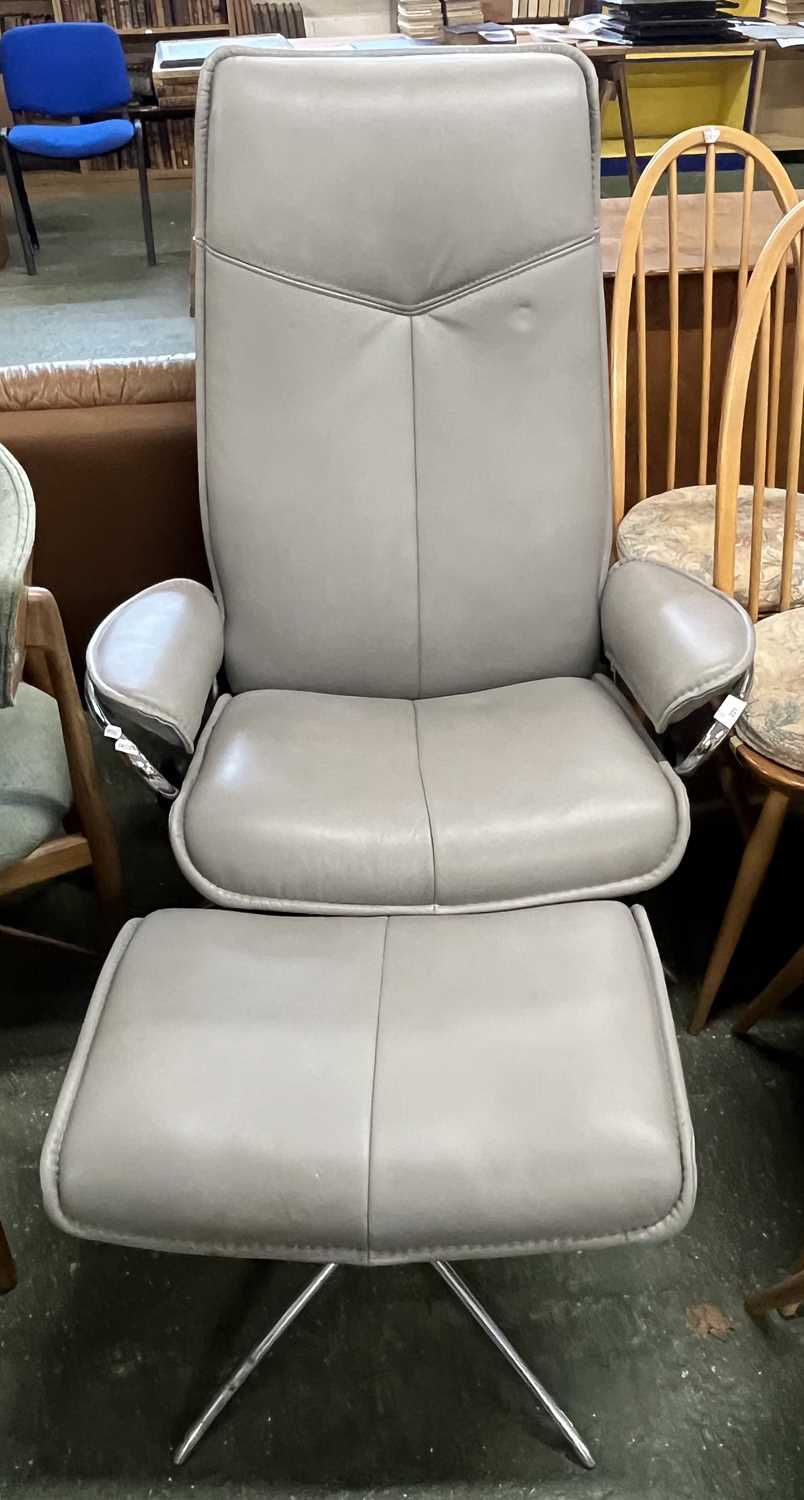 An Ekorne grey leather armchair and accompanying footstool - Bild 2 aus 2