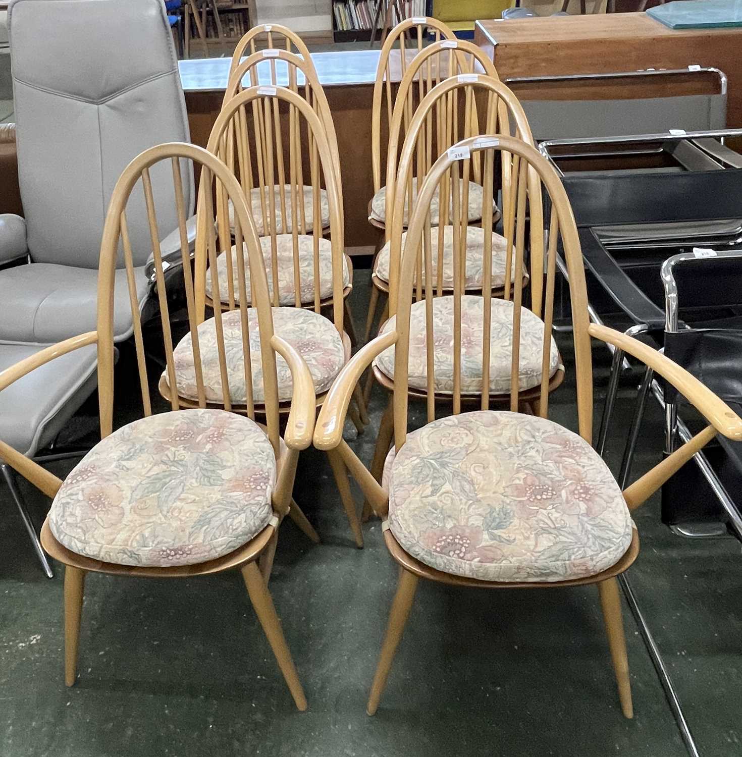 A set of eight Ercol hoop and stick back dining chairs with removeable seat cushions - Bild 2 aus 3