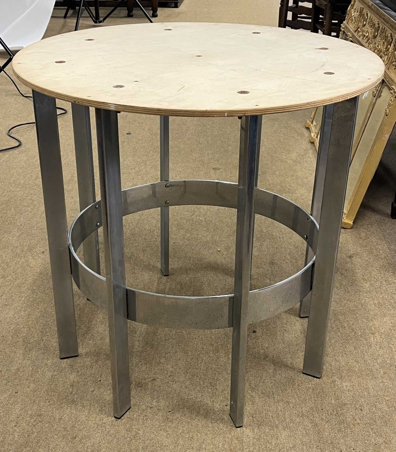 Merrow Associates rosewood veneered pedestal dining table with circular top raised on a chrome - Bild 9 aus 10