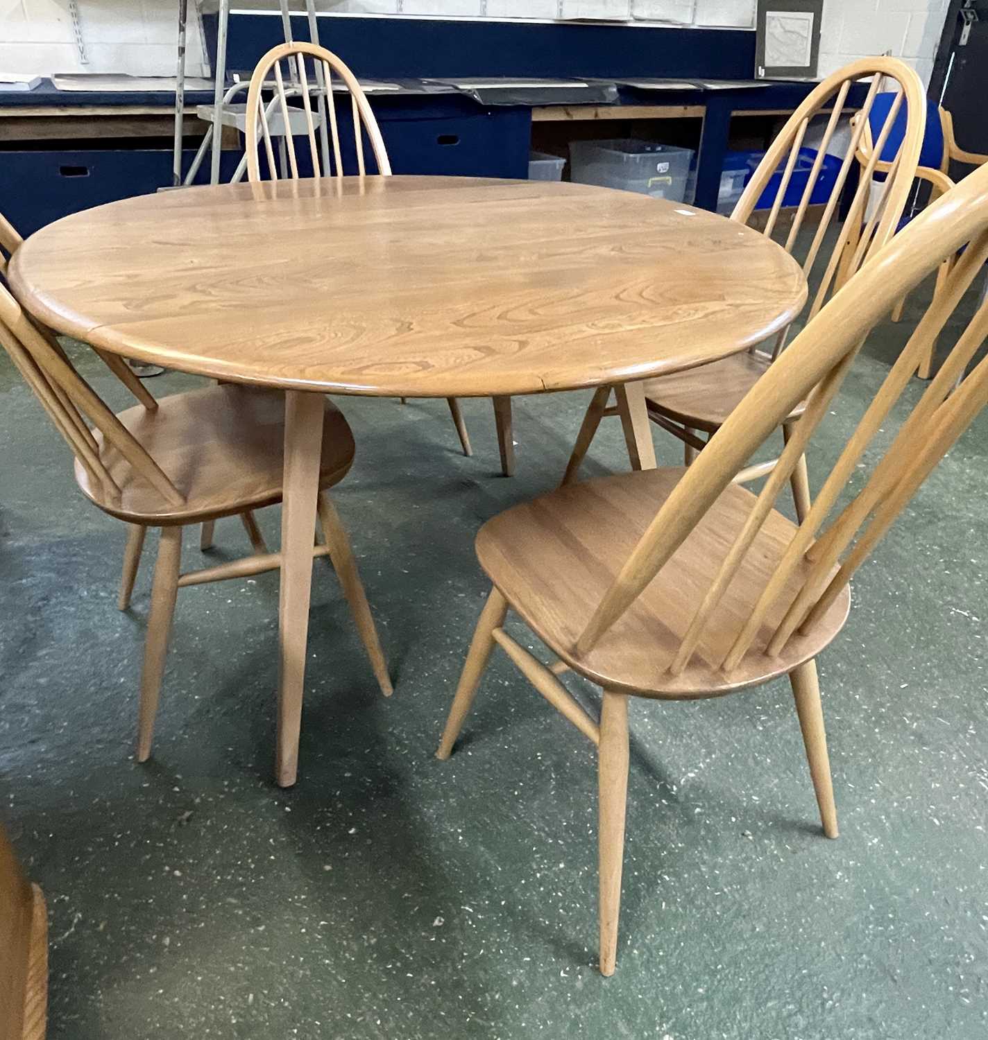 An Ercol drop leaf circular dining table with four accompanying hoop backed chairs, table 125cm - Bild 4 aus 5