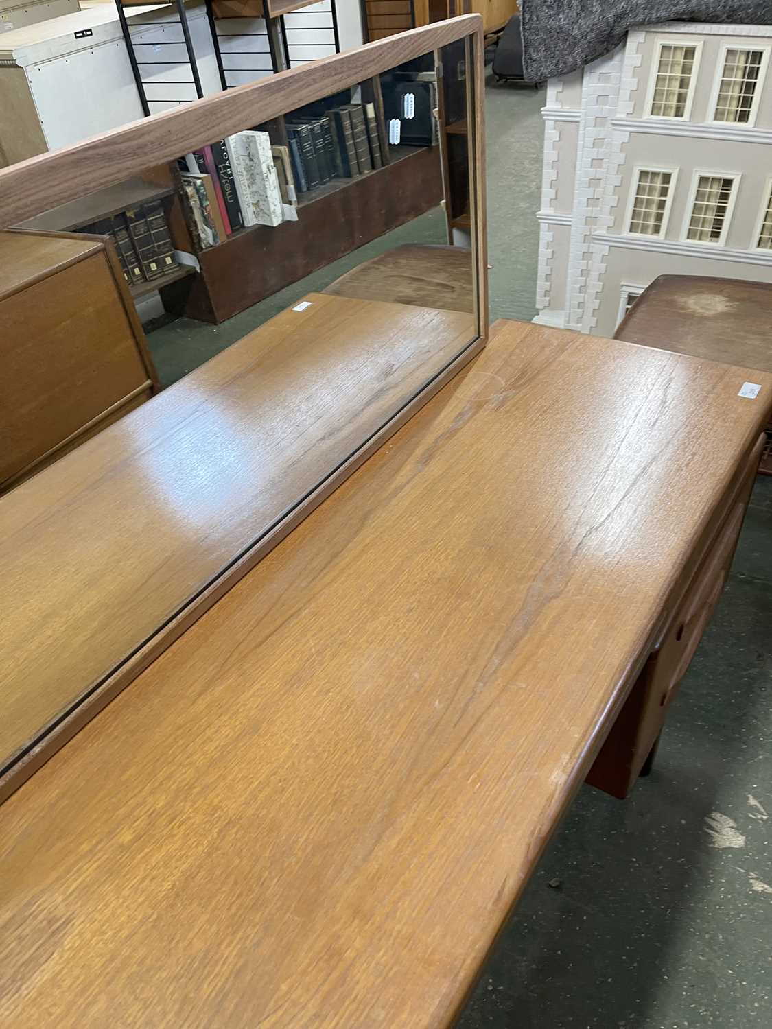 A mid Century teak dressing table, probably G-Plan with mirrored back over a base with four - Bild 2 aus 4