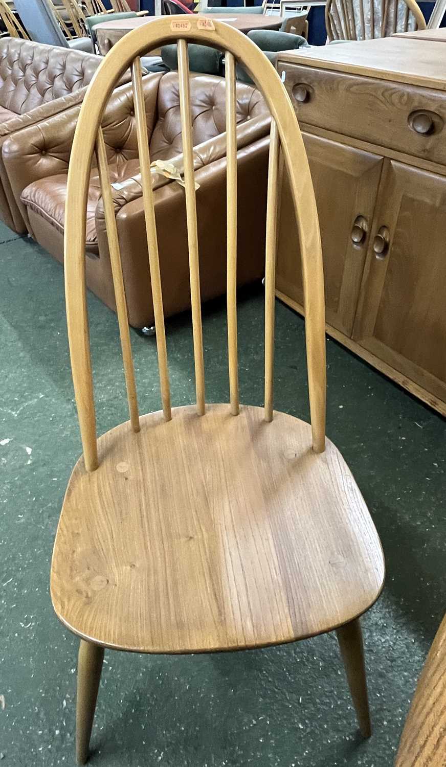 An Ercol drop leaf circular dining table with four accompanying hoop backed chairs, table 125cm - Image 5 of 5