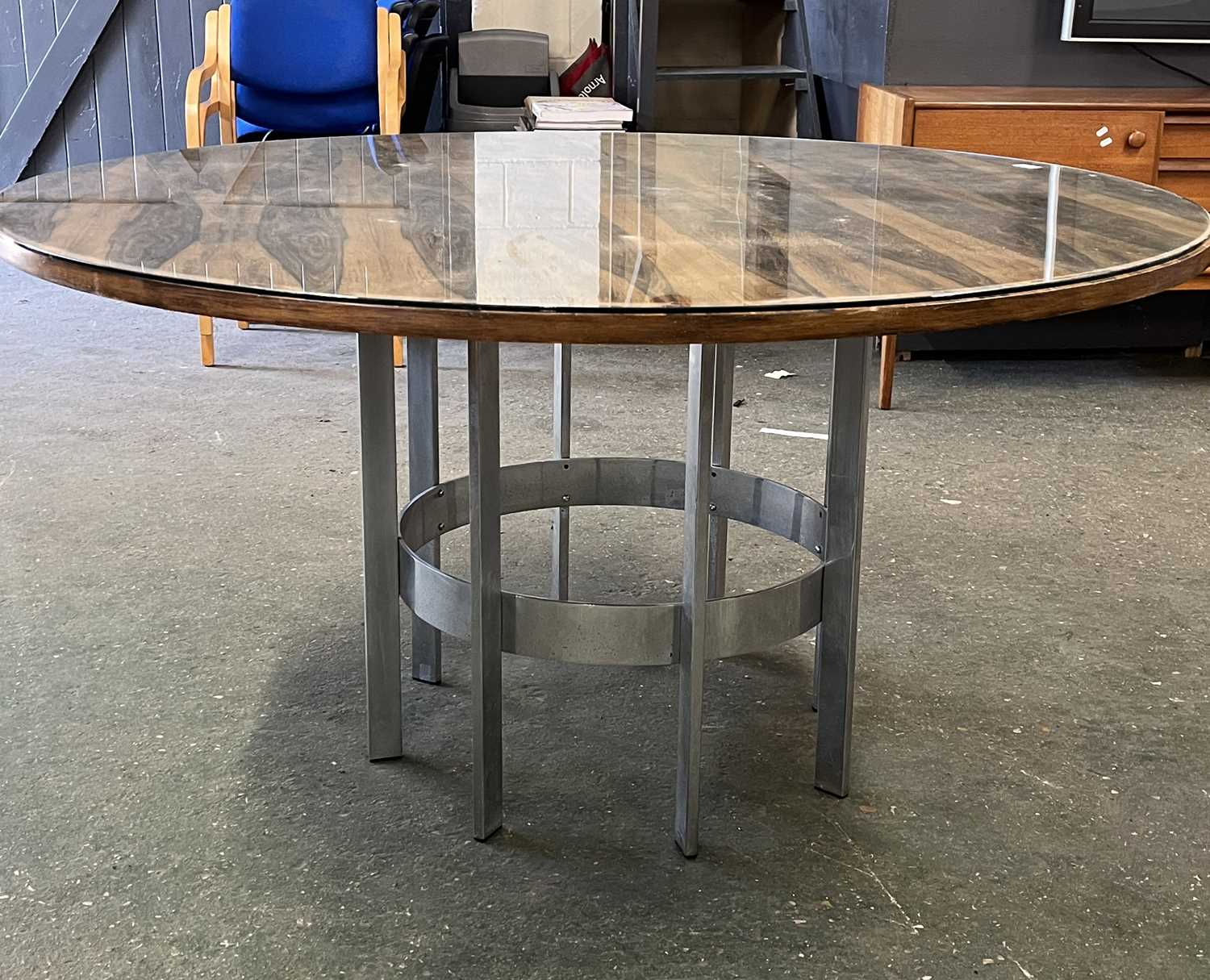 Merrow Associates rosewood veneered pedestal dining table with circular top raised on a chrome - Bild 6 aus 10