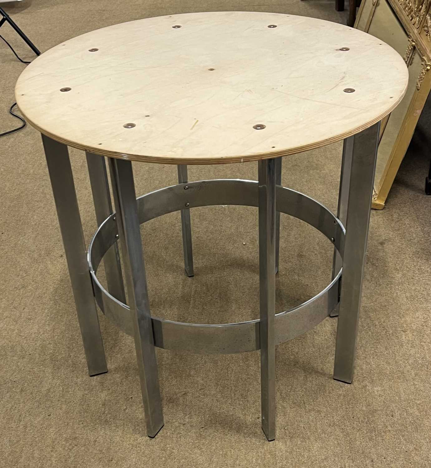 Merrow Associates rosewood veneered pedestal dining table with circular top raised on a chrome - Bild 8 aus 10