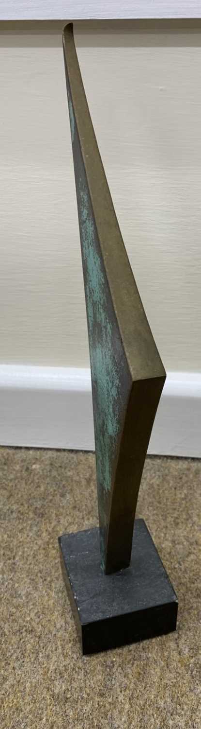 Chris Buck (b.1956) Abstract Signed with initials CB and numbered III/IX Blue patinated and polished - Bild 2 aus 2