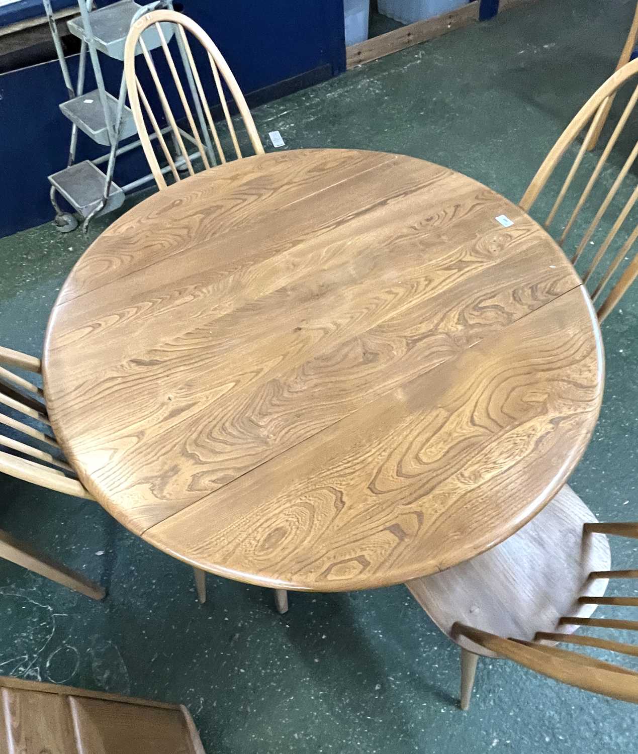 An Ercol drop leaf circular dining table with four accompanying hoop backed chairs, table 125cm - Image 3 of 5