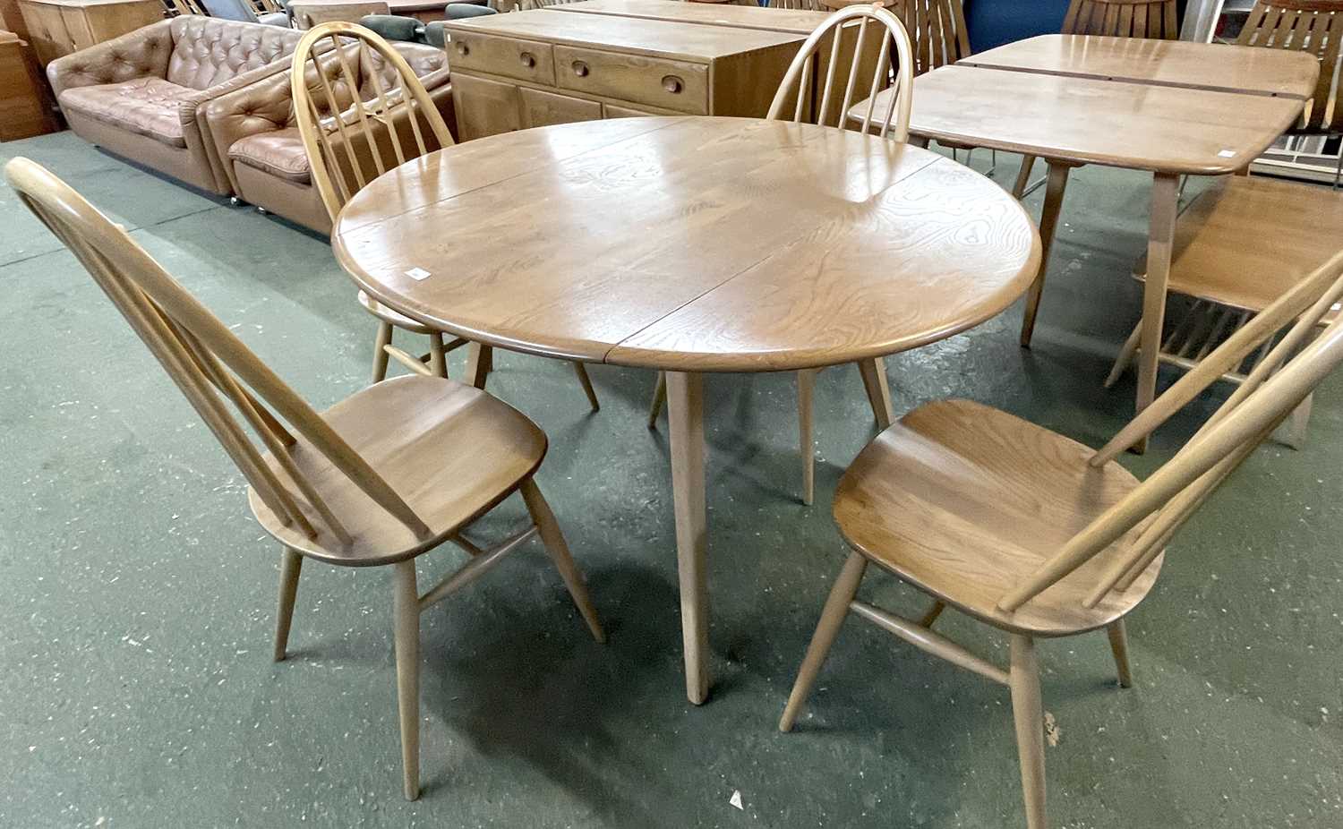 An Ercol drop leaf circular dining table with four accompanying hoop backed chairs, table 125cm - Bild 2 aus 5