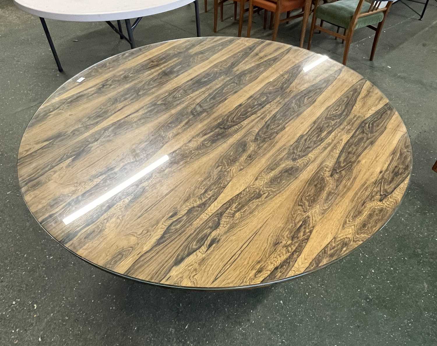 Merrow Associates rosewood veneered pedestal dining table with circular top raised on a chrome - Bild 7 aus 10