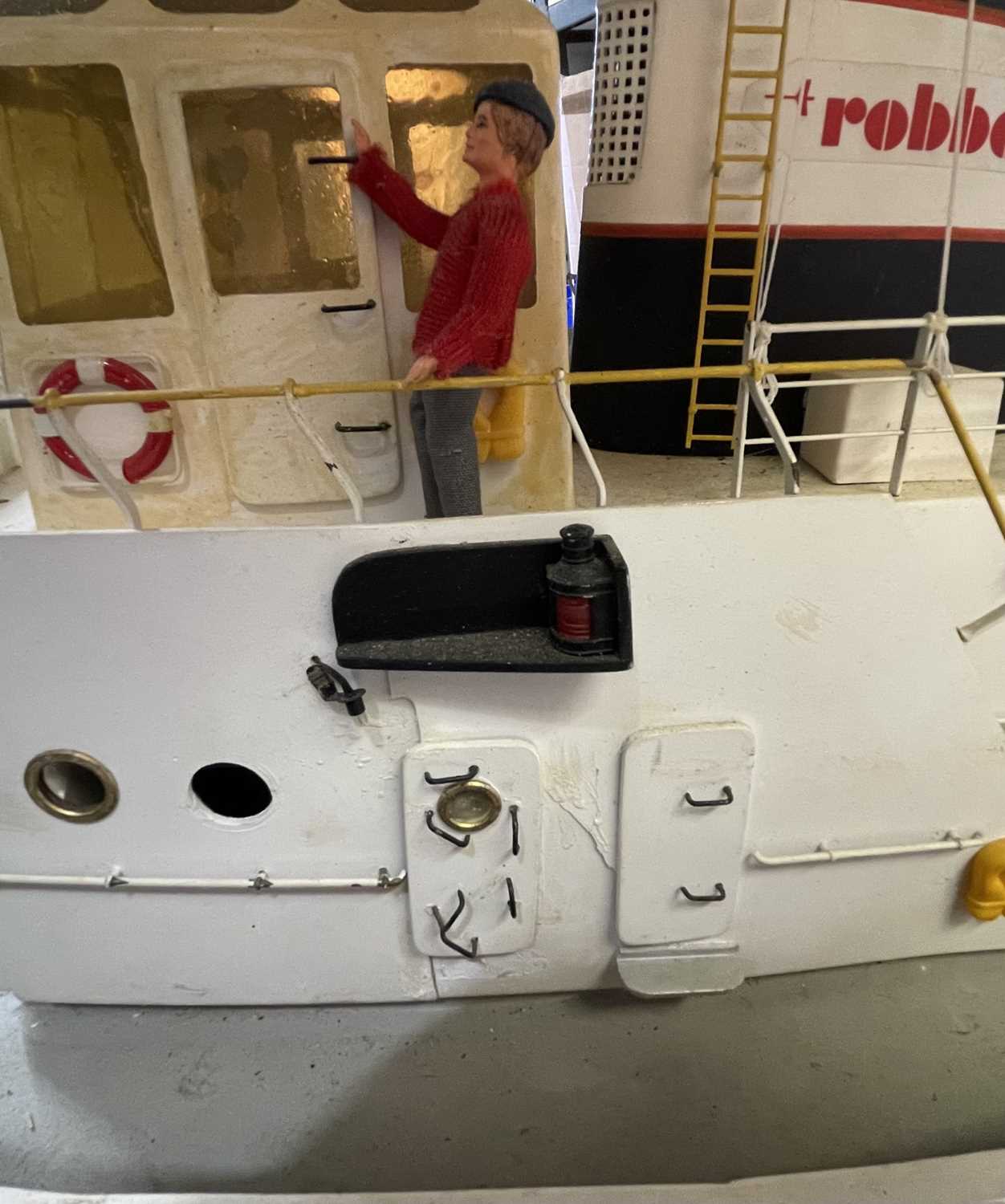 A large and detailed motorised tug boat, 'ODIN'. Constructed from fibreglass and plastic, with - Bild 5 aus 5