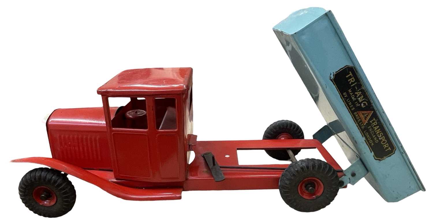 A c1950s Triang Transport flatbed tipper truck. - Bild 2 aus 2